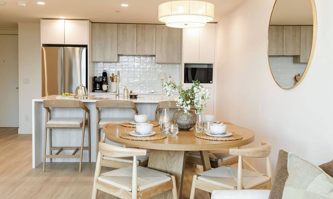 South Pandosy Condominio | Enjoy lakefront living at its finest in this stylish condo! Relax by the pool, soak in the stunning water views, and unwind in comfort—just steps from the shoreline.