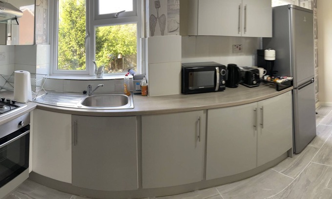 Highams Park Casa | Enjoy Lovely 4 bed Apartment With Garden