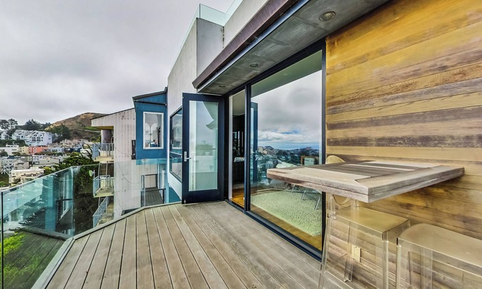 Eureka Valley Casa | Enjoy luxury-level living in San Francisco, in this spacious, comfortable house with modern appointments, free street parking and gorgeous views.