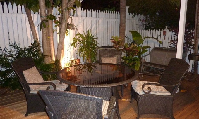 Bahama Village Casa | Disfruta de más privacidad en una casa adosada Truman Annex End Unit