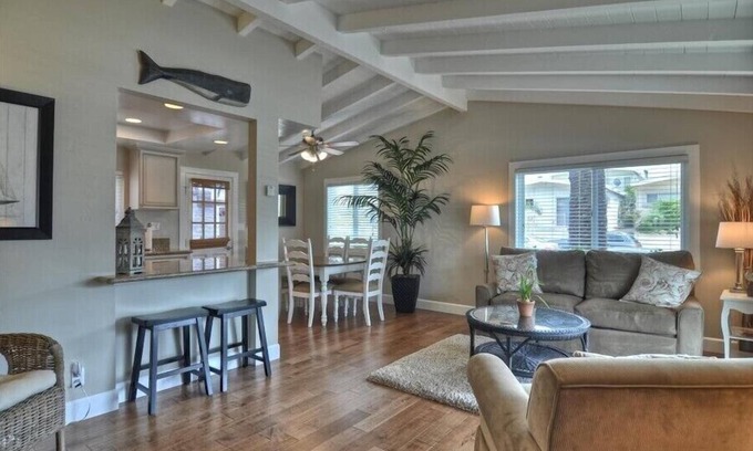 Corona del Mar Cabaña | Oct / Nov Especial $ 164 - $ 199- Ver w Gran patio privado - A / C y garaje
