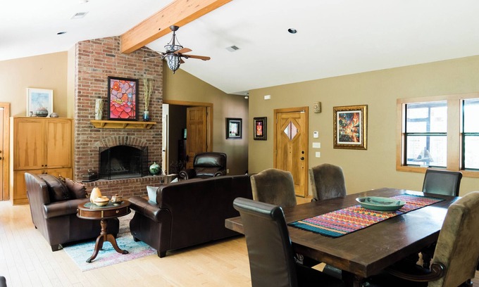 Wellborn Casa | Spacious 5-bedroom house in brilliant College Station with WiFi, AC