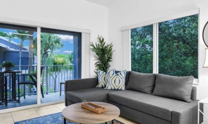 Boca Raton Apartamento | Enjoy our corner 2 bedroom, 2 bath top floor apartment in West Boca Raton