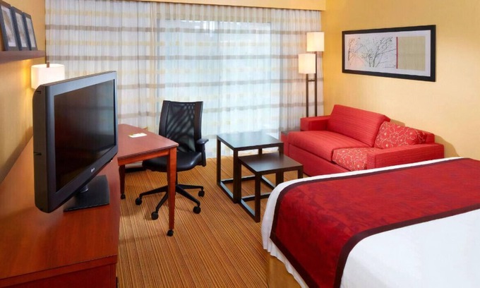 Bettendorf Casa | Enjoy Our Lavish & Elegant King Room Free WiFi