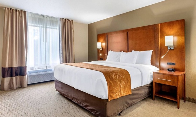 Comstock Park Casa | Enjoy Our Stunning Accommodations! W/ Free WiFi