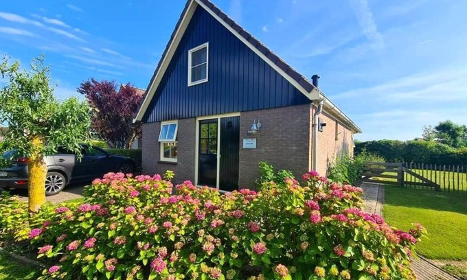 Oudeslius Casa | Enjoy peace and nature in this cozy cottage in the North Holland North. Ideal for families and dog lovers, with a sunny terrace, enclosed garden and free fishing pass. Close to the beach, Callantsoog and Schagen