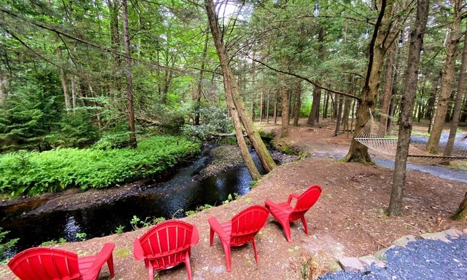Pocono Lake Cabina | ENJOY POCONOS BY THE MONTH AT A TIME! COTTAGE AWAY FROM IT ALL ON STREAM!!