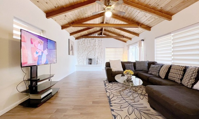 Dublin Casa | Enjoy quiet 4B2b with 2 king in downtown Dublin