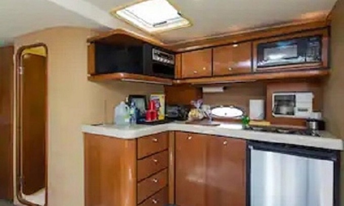 Riverside Park Alquiler De Eote | Enjoy relaxing stay on beautiful air conditioned 40' yacht.