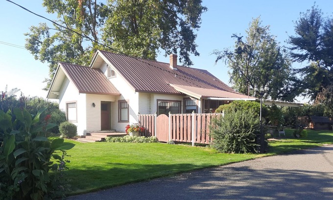 Milton-Freewater Otro | Enjoy rural country setting in this early 1900's farmhouse.