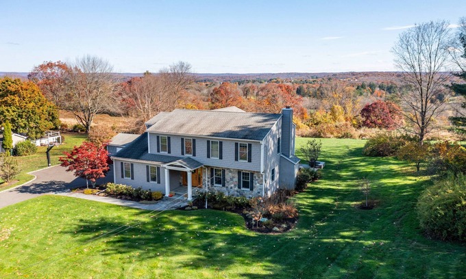 Newtown Casa | Enjoy Sip O Sun - Hot Tub, Pizza Oven, Stunning Views, close to dining, shopping, town