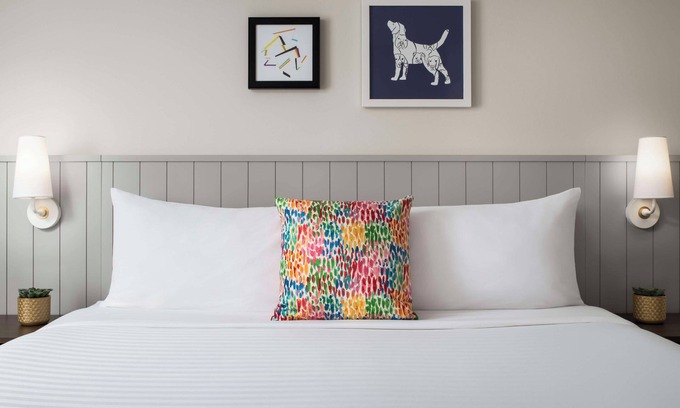 Thornhill Hotel | Enjoy Spacious Living at This Thornhill Suite w/ Breakfast and Swimming Pool