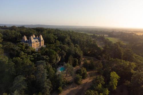 Serignac Cabina | Enjoy spring at Chateau de Monbrison, apartment for four guests