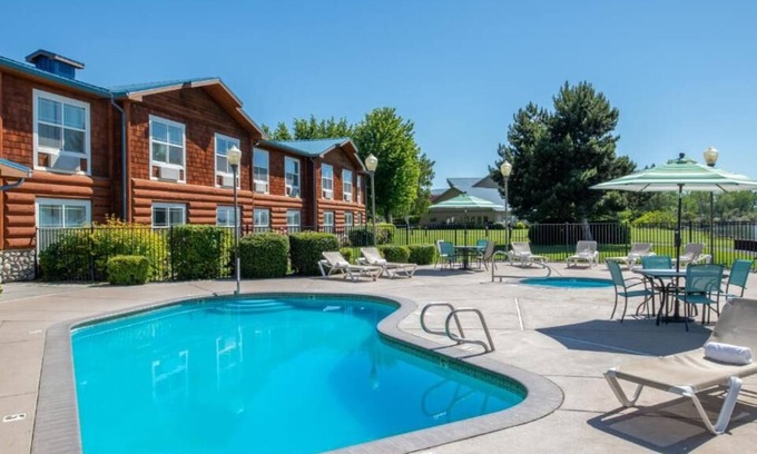 Boardman Casa | Enjoy Stunning Views Across the Columbia River! FREE Parking, Outdoor Pool!