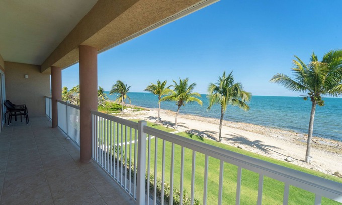 Crystal Harbour Apartamento | Enjoy Stunning Views! Full Kitchen, Outdoor Pool, Pet-friendly!