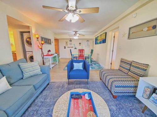 Pensacola Beach Casa | Enjoy Sunsets at Fully Equipped 2BR Condo on Beach