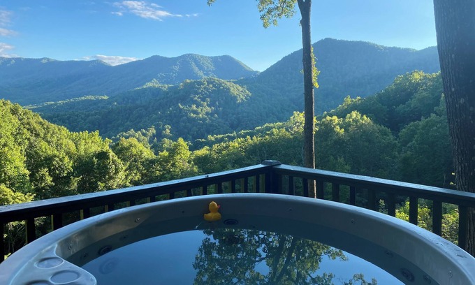 Stecoah Casa | Relájese y disfrute de la hermosa vista de las montañas en su jacuzzi privado.