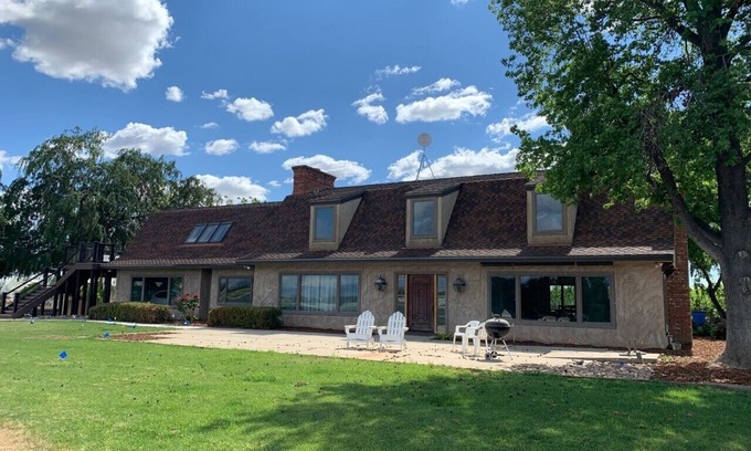 Raisin Casa | Enjoy the beautiful Kings River and spectacular Sierra views at Riverbend Ranch