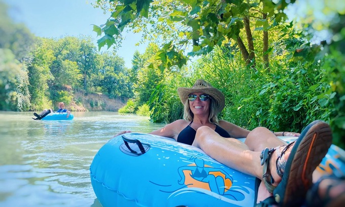Prairie Lea Cabina | Enjoy the beautiful San Marcos River in this new, nice and comfy cabin!