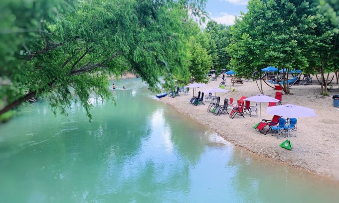 Prairie Lea Cabina | Enjoy the beautiful San Marcos River in this new, nice and comfy cabin!