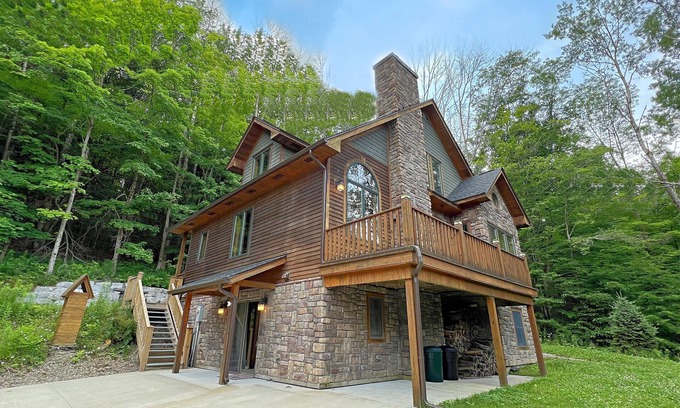 Ellicottville Chalet De Esquí | Enjoy the breathtaking sites of Ellicottville, N.Y in this beautiful chalet on a perfect mountain escape.