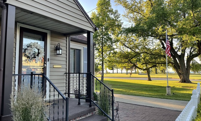 Conneaut Casa | Enjoy the breathtaking Lake Erie sunsets at our family-friendly property.