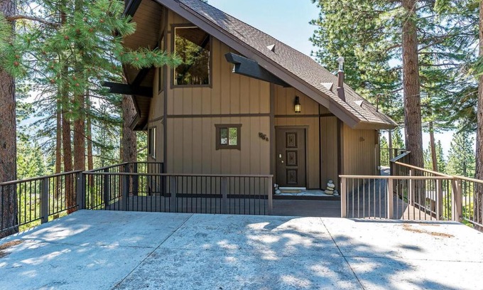Incline Village Casa | Enjoy the brilliant views of Lake Tahoe from this mountainside Cabin