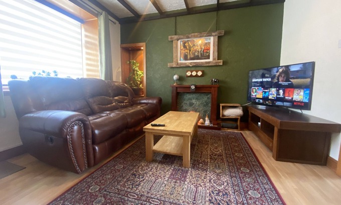 Dunfermline Casa | Enjoy the busy city life by day and come home to a peaceful