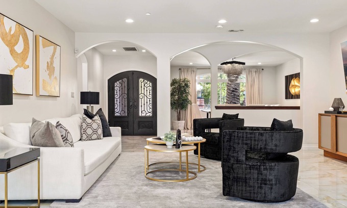 Woodland Hills Villa | Enjoy the California Sunshine