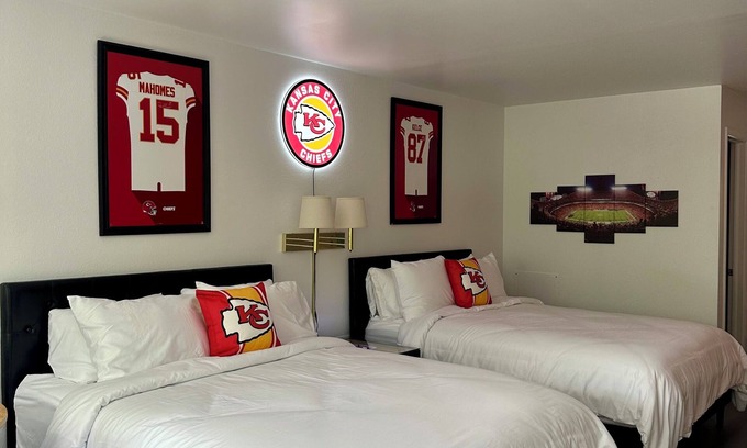 Eureka Springs Historic District Complejo | Enjoy the Champion double-queen suite of the KC Room at GloryDayz!