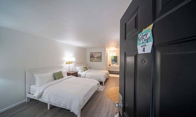 Eureka Springs Complejo | Enjoy the charm of Queen Suite Number 4 at GloryDayz!