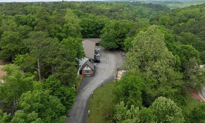 Eureka Springs Historic District Complejo | Enjoy the charm of Queen Suite Number 5 at GloryDayz!
