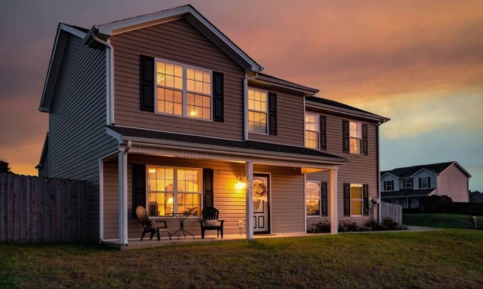 Bluff City Casa | Enjoy the comfort of this luxurious home with outstanding facilities in the serene neighborhood.