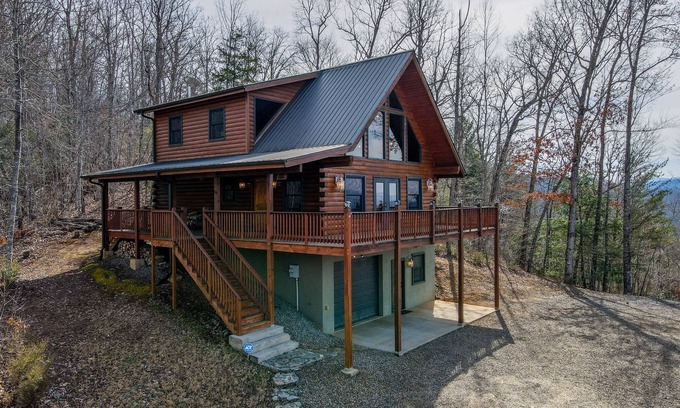 Franklin Cabina | Enjoy the mountain view @ Panoramic Point a modern cabin w/Hot Tub+Wifi+Gameroom