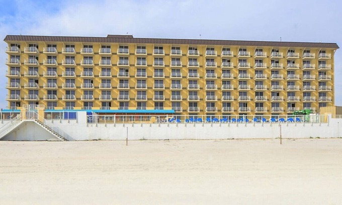 Ormond Shores Condominio | Enjoy the sands of the Atlantic in this tropical 2BD condo with resort amenities for family