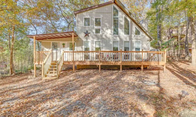 Bushkill Chalet De Esquí | Enjoy the scenic Pocono Mountains at this lovely and unique renovated home!