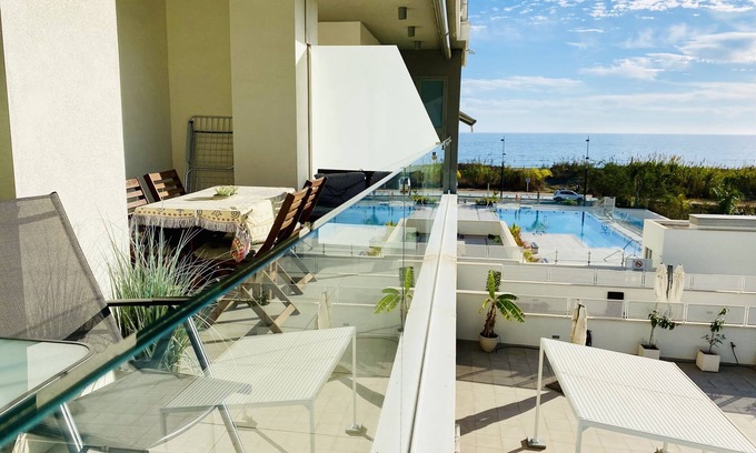Torrox Costa Apartamento | Disfrute del sol, la arena y el mar salado en un piso elegante en la primera línea