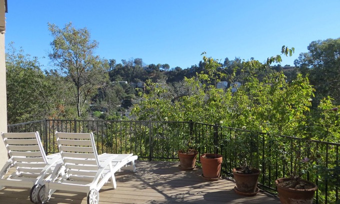 Eagle Rock Apartamento | Huele las rosas en la terraza en Eagle Rock