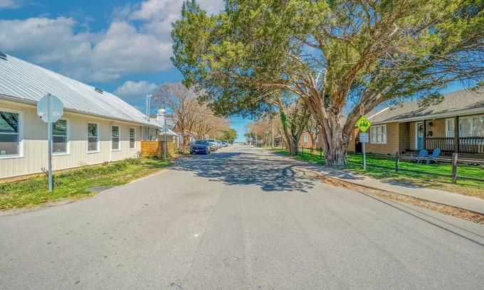 Chic's Beach Casa | Enjoy this charming Virginia Beach unit steps to the beach & updated throughout!