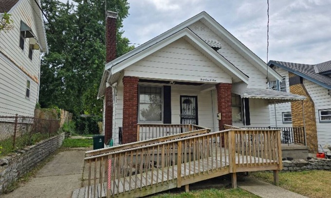 West Price Hill Casa | Enjoy this cozy 3-bedroom, 7-bed home near Cincinnati's arenas and attractions.