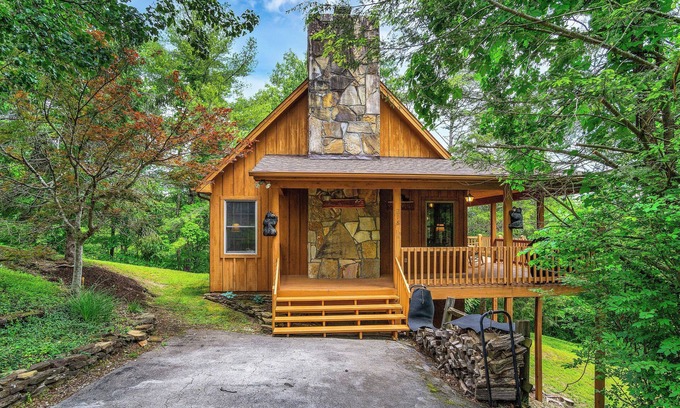 Townsend Cabina | Enjoy this cozy home with a wrap around porch , near the Smoky Mountains