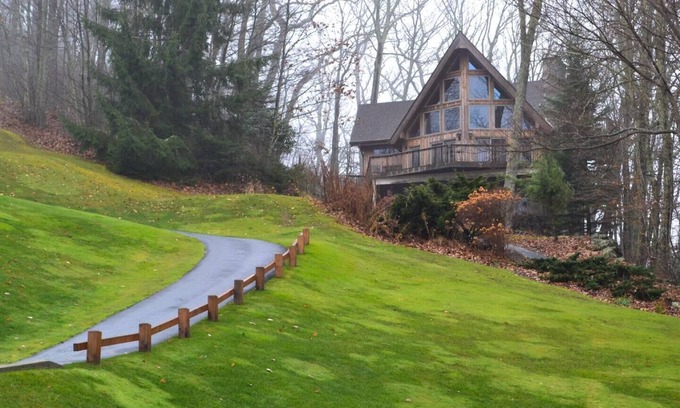 Burnsville Cabina | Enjoy this custom built home within the exclusive Mountain Air, Resort