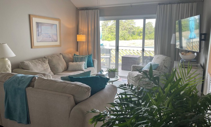 Saint Simons Heights Condominio | Disfruta de un día en la playa y ven a casa a una puesta de sol en el pantano.