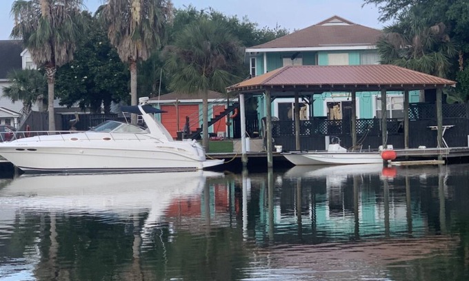 New Orleans East Area Casa | Enjoy this serene waterfront getaway with boat dock and deck.