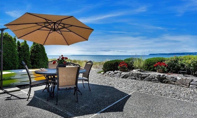 Blaine Condominio | Enjoy this three bedroom beachfront condo, stunning views, relax and rejuvenate
