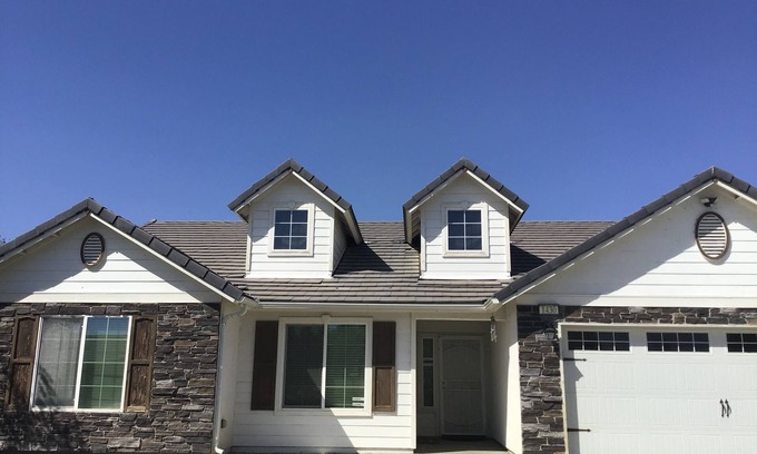 Lemoore Casa | Enjoy this warm residential property located near hwy 198 and hwy 41.