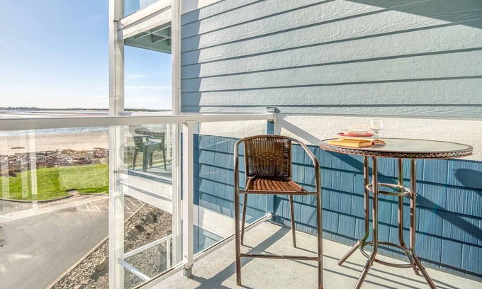 Lincoln City Condominio | Enjoy views of Siletz Bay from this 3rd Floor Condo. beach access, Taft District