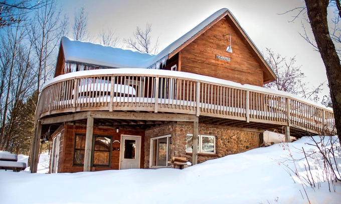 Athelstane Cabina | ¡Disfruta de las vistas del río con un espacio cómodo para toda la familia!