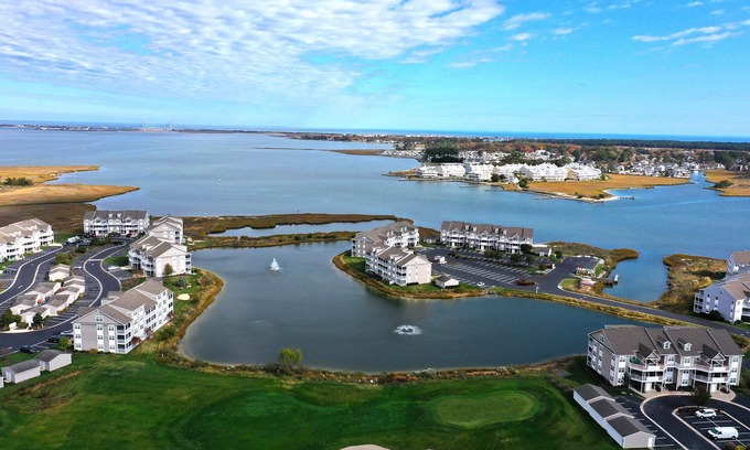 Ocean View Condominio | Enjoy your getaway in this lovely 2 bed/2 bath condo in the Bethany Bay Community! Excellent view! Pets Allowed! 9-Hole Golf! Seasonal Outdoor Pool! Beach Town!
