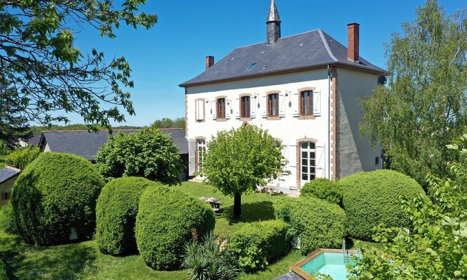 Troche Casa | Disfrute de sus vacaciones en una antigua escuela en el Limousin francés